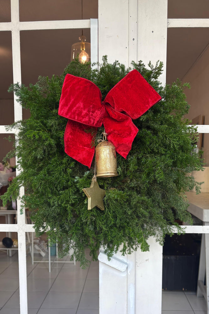 Corona de pino y campana