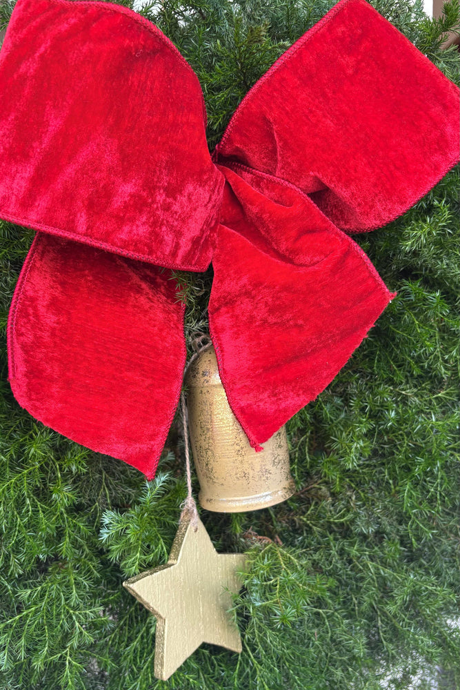 Corona de pino y campana